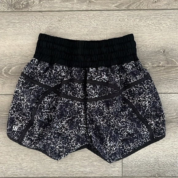 Lululemon Tracker Short II *4-way Stretch
Rocky Road Sand Dune Toothpaste/ Black - Picture 3 of 7